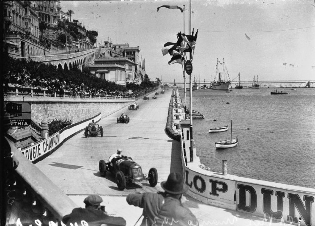 The scene from the 1931 Monaco Grand Prix as the cars power around the marina