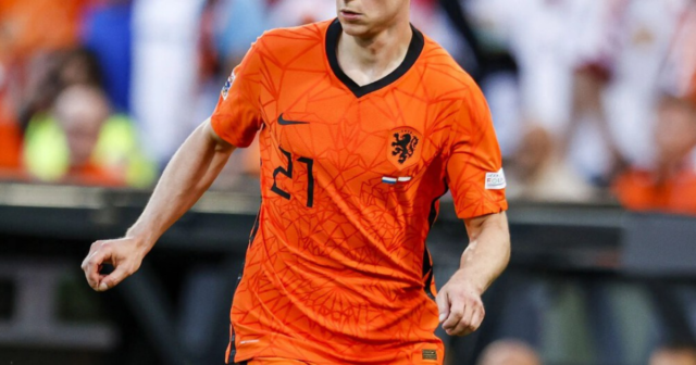 , Watch Frenkie de Jong’s awkward exchange as Man Utd target asked if he’s swapping Barcelona beaches for Manchester cold