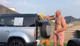 Fury washes his Land Rover Defender