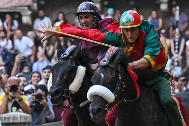 , ‘World’s most insane horse race’ featured in James Bond sees jockeys risk life &amp; limb racing full pelt in city streets