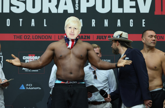, Derek Chisora wears Boris Johnson mask in support of former PM during weigh-in for Kubrat Pulev fight