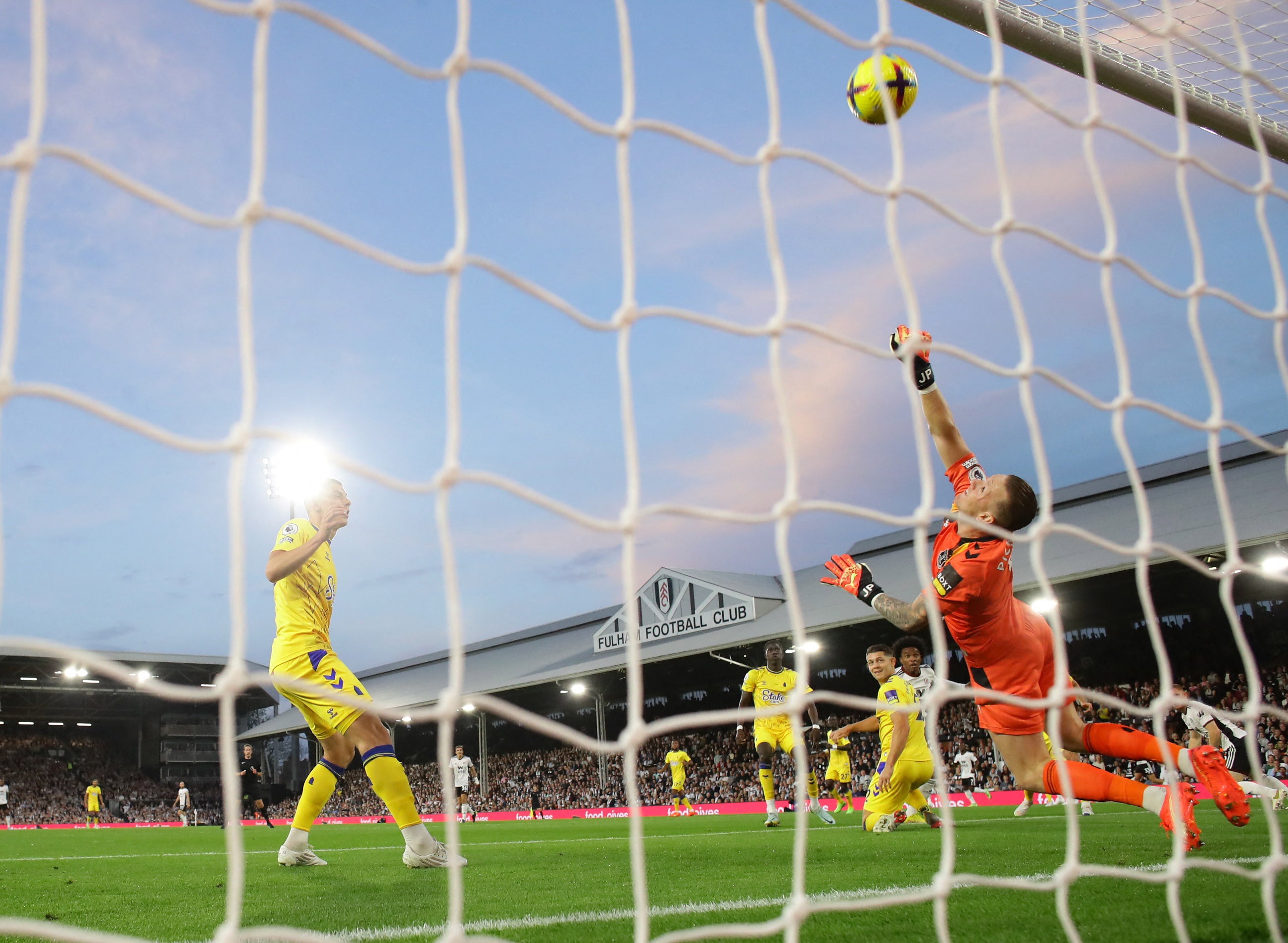 , Fulham 0 Everton 0: Hosts up to seventh after thrilling Craven Cottage clash somehow fails to produce a goal