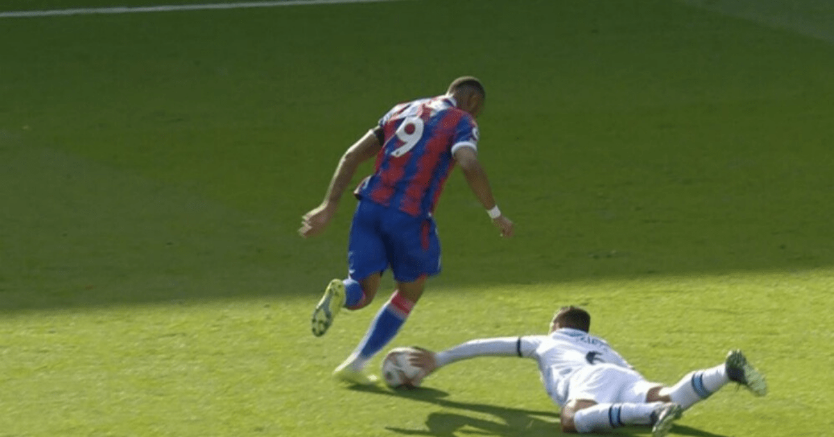 , Thiago Silva escapes red card for slapping ball away just moments before setting up Chelsea goal against Crystal Palace