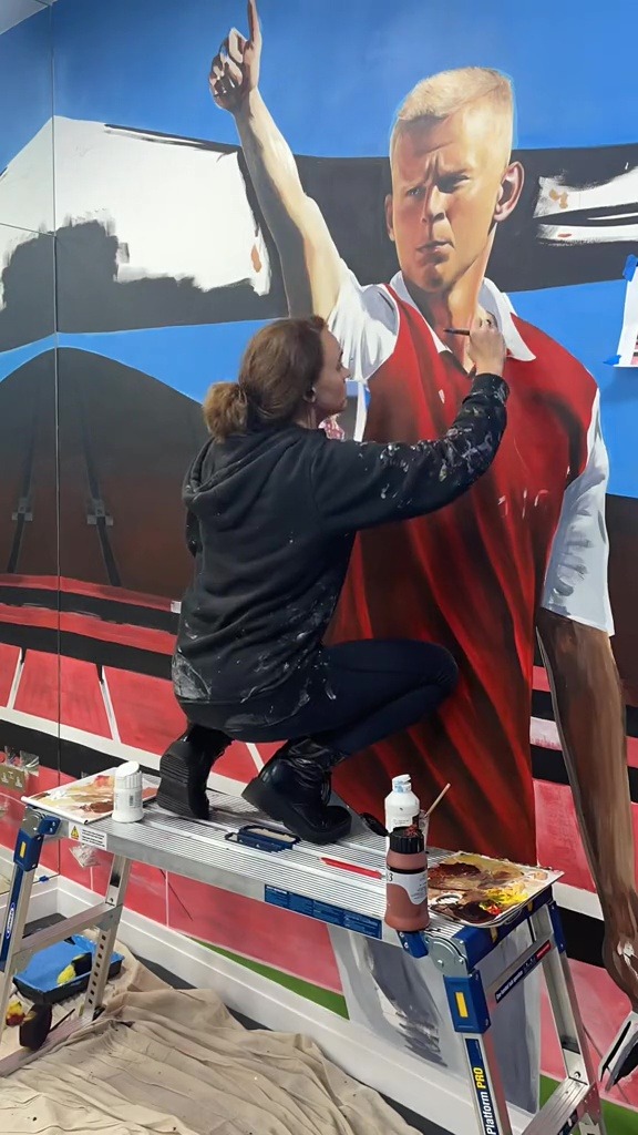 , Inside Oleksandr Zinchenko’s Arsenal-themed home gym with incredible mural of defender at the Emirates