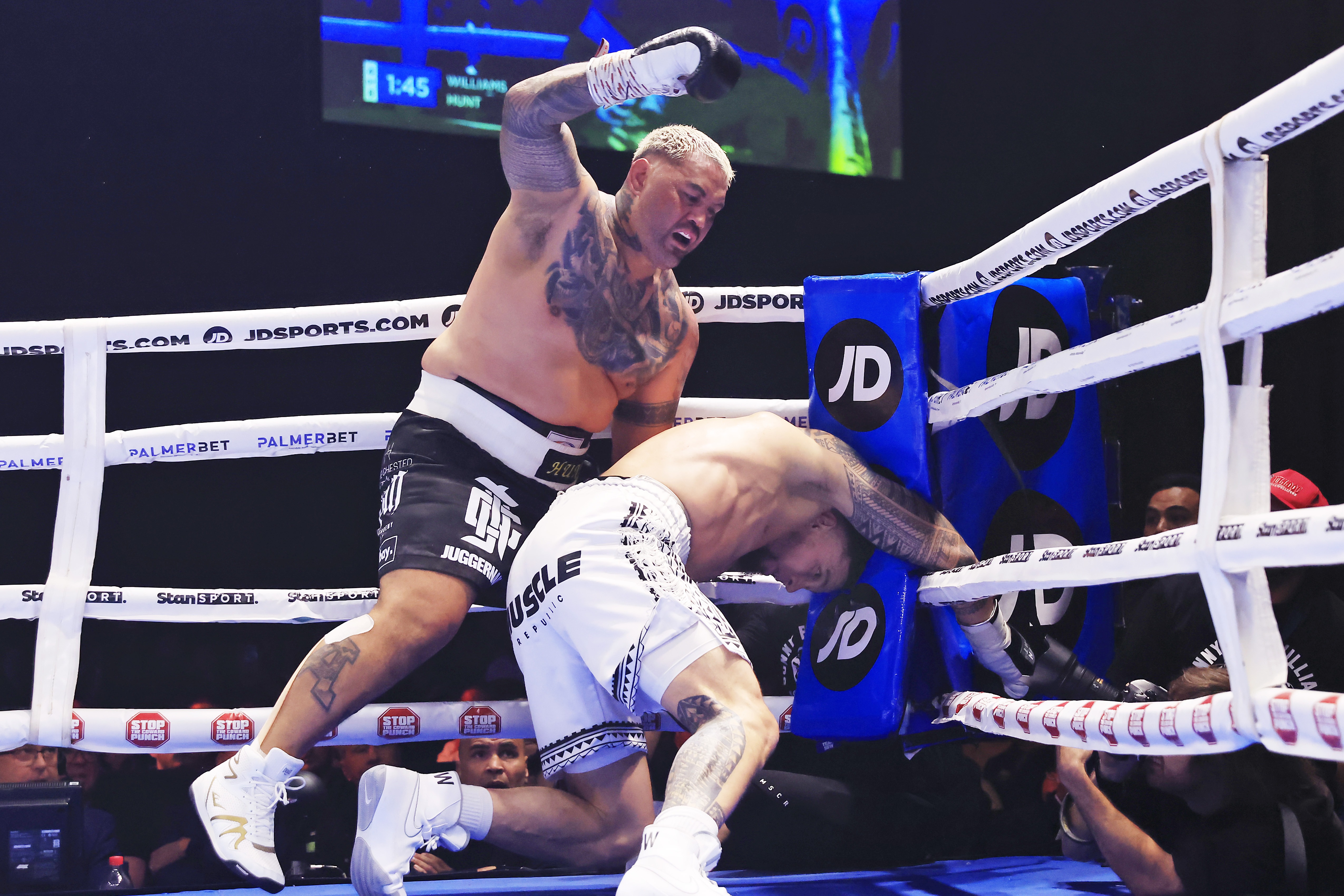 , Watch as Sonny Bill Williams is brutally KNOCKED OUT by 48-year-old MMA legend Mark Hunt in huge upset