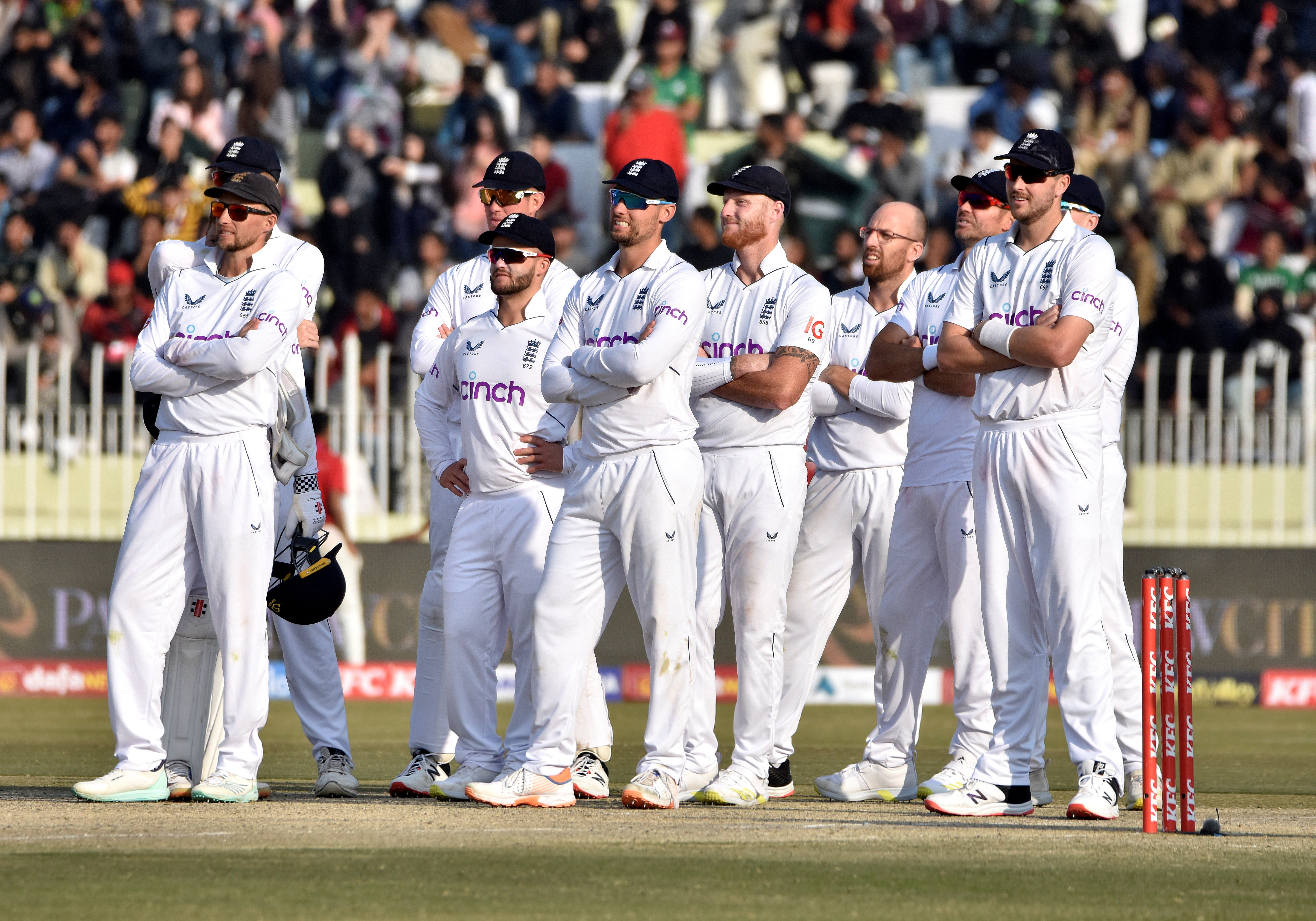 , England win epic First Test match against Pakistan in closing minutes of gruelling clash after final session heroics