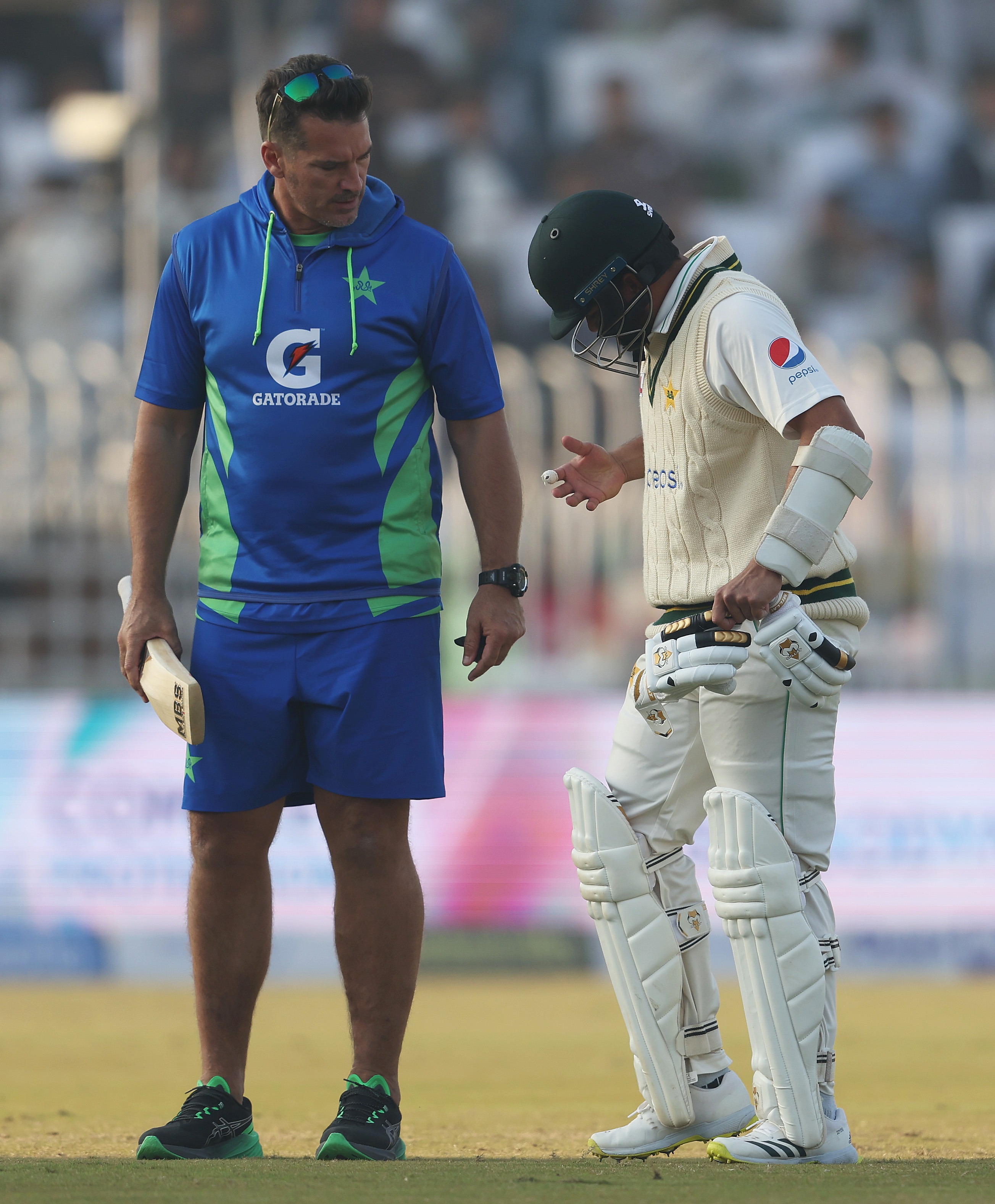 , ‘What a mockery’ – Fans love it as Joe Root bats left-handed in madcap day as England set Pakistan 343-run target