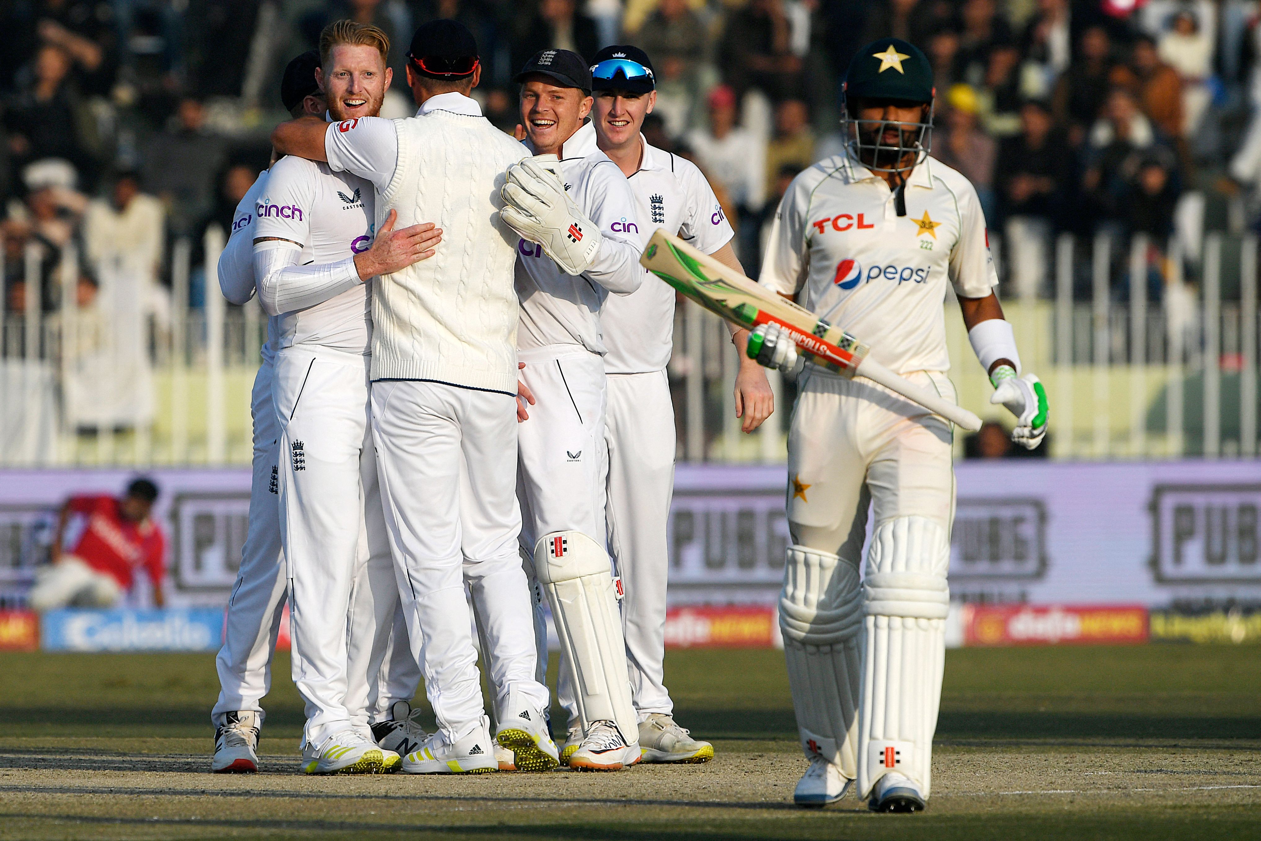 , ‘What a mockery’ – Fans love it as Joe Root bats left-handed in madcap day as England set Pakistan 343-run target