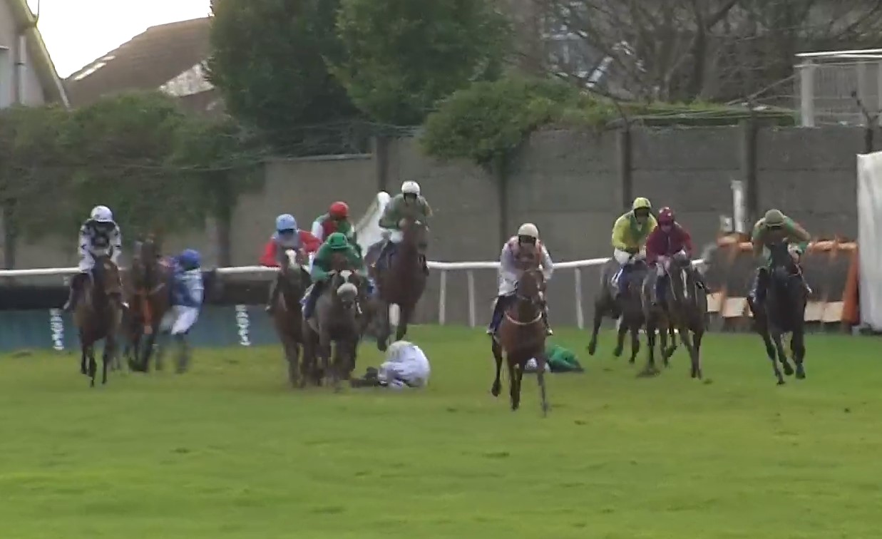 , ‘Lots of casualties’ – ‘Mayhem’ unfolds at Tramore as three jockeys all fall at the same hurdle including odds-on fav