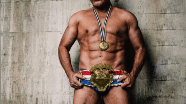 , Oscar De La Hoya strips naked to show off abs that stunned boxing fans after admitting he ‘got help from a doctor’