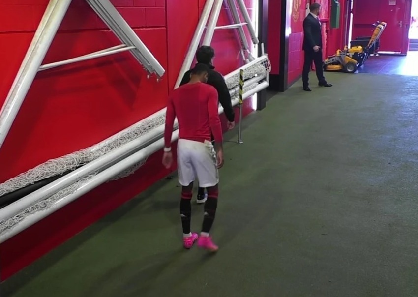 , Marcus Rashford hands Man Utd major injury scare as he hobbles off grimacing and goes straight down tunnel vs Everton