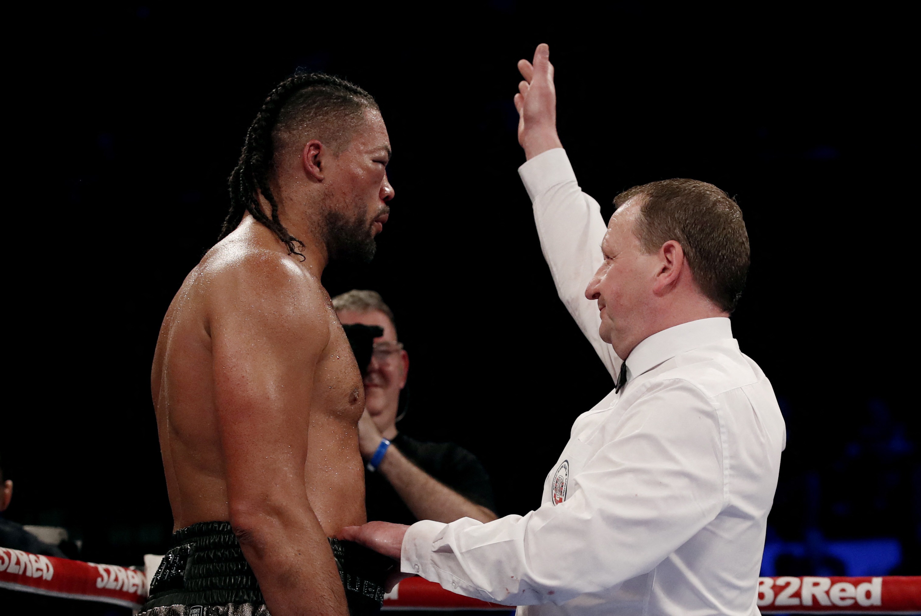 , Watch moment doctor holds up fingers to assess if Joe Joyce can see through horror swollen eye before calling off fight