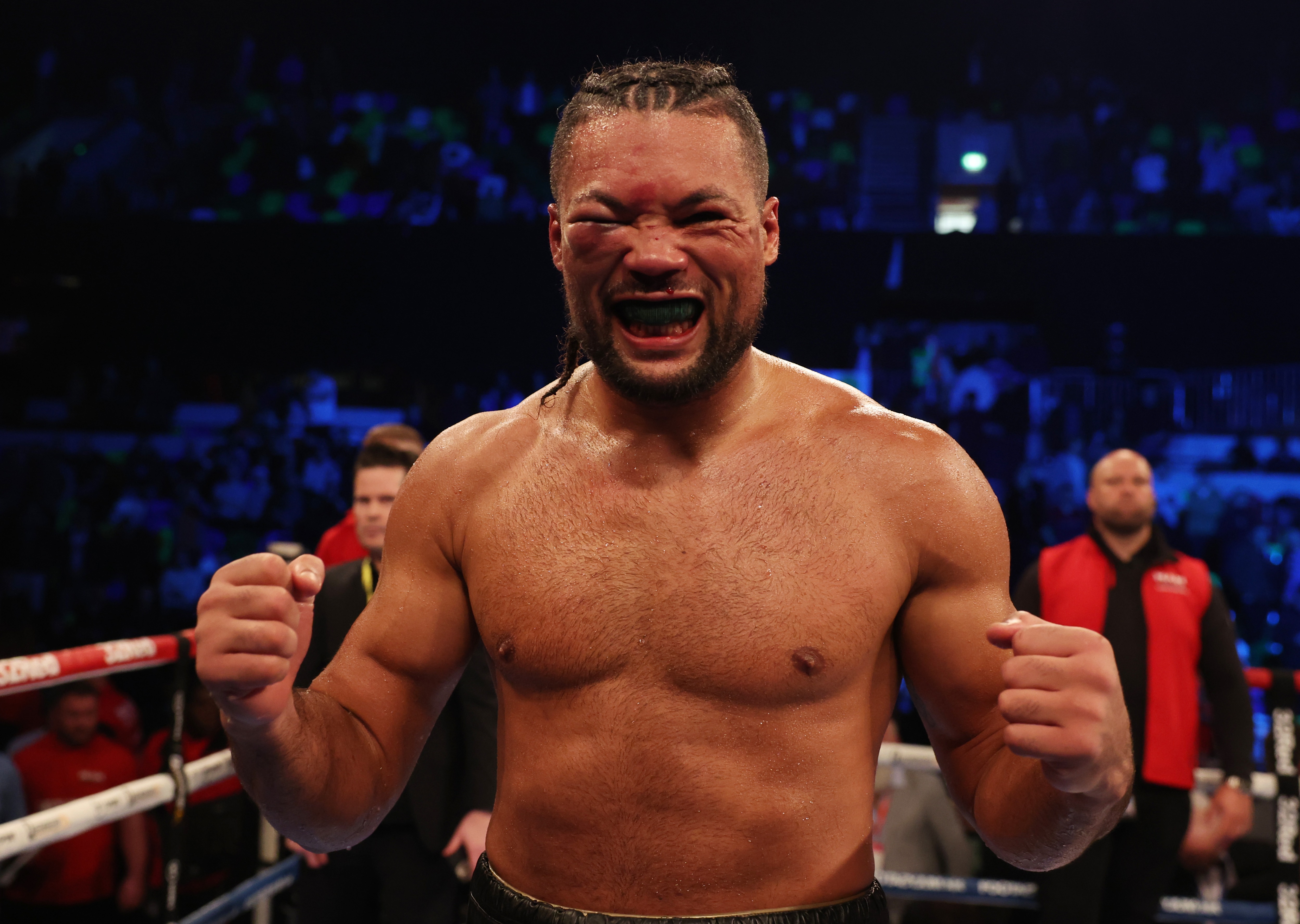 , Watch moment doctor holds up fingers to assess if Joe Joyce can see through horror swollen eye before calling off fight