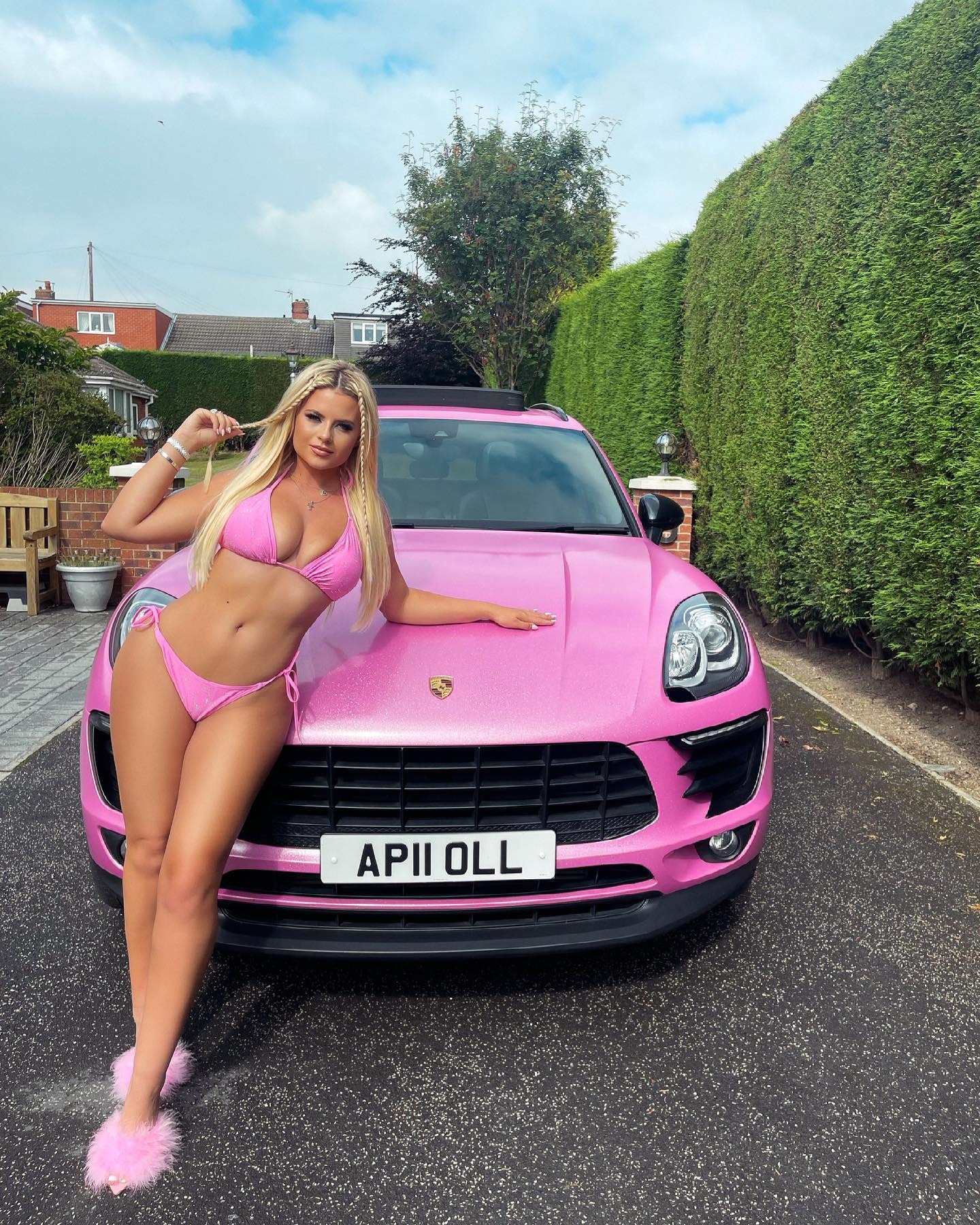 , Misfits Boxing ring girl Apollonia Llewellyn looks jaw-dropping in bikini as fans brand her ‘stunning goddess’