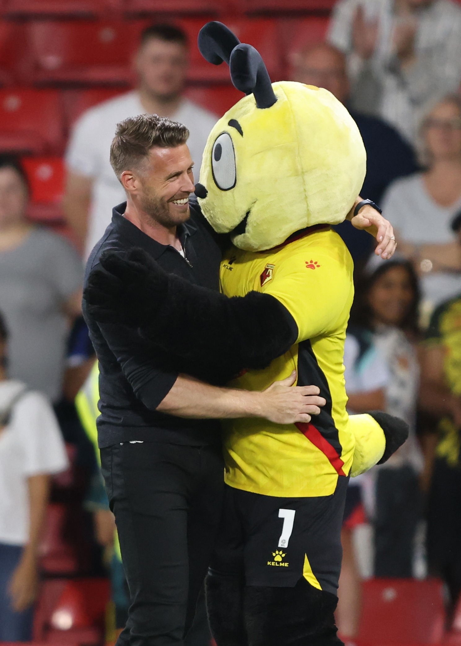 WATFORD, ENGLAND - AUGUST 01:  Rob Edwards Manager of Watford celebrates the win with the club mascot Harry the Hornet during the Sky Bet Championship between Watford and Sheffield United at Vicarage Road on August 1, 2022 in Watford, United Kingdom. (Photo by Marc Atkins/Getty Images)