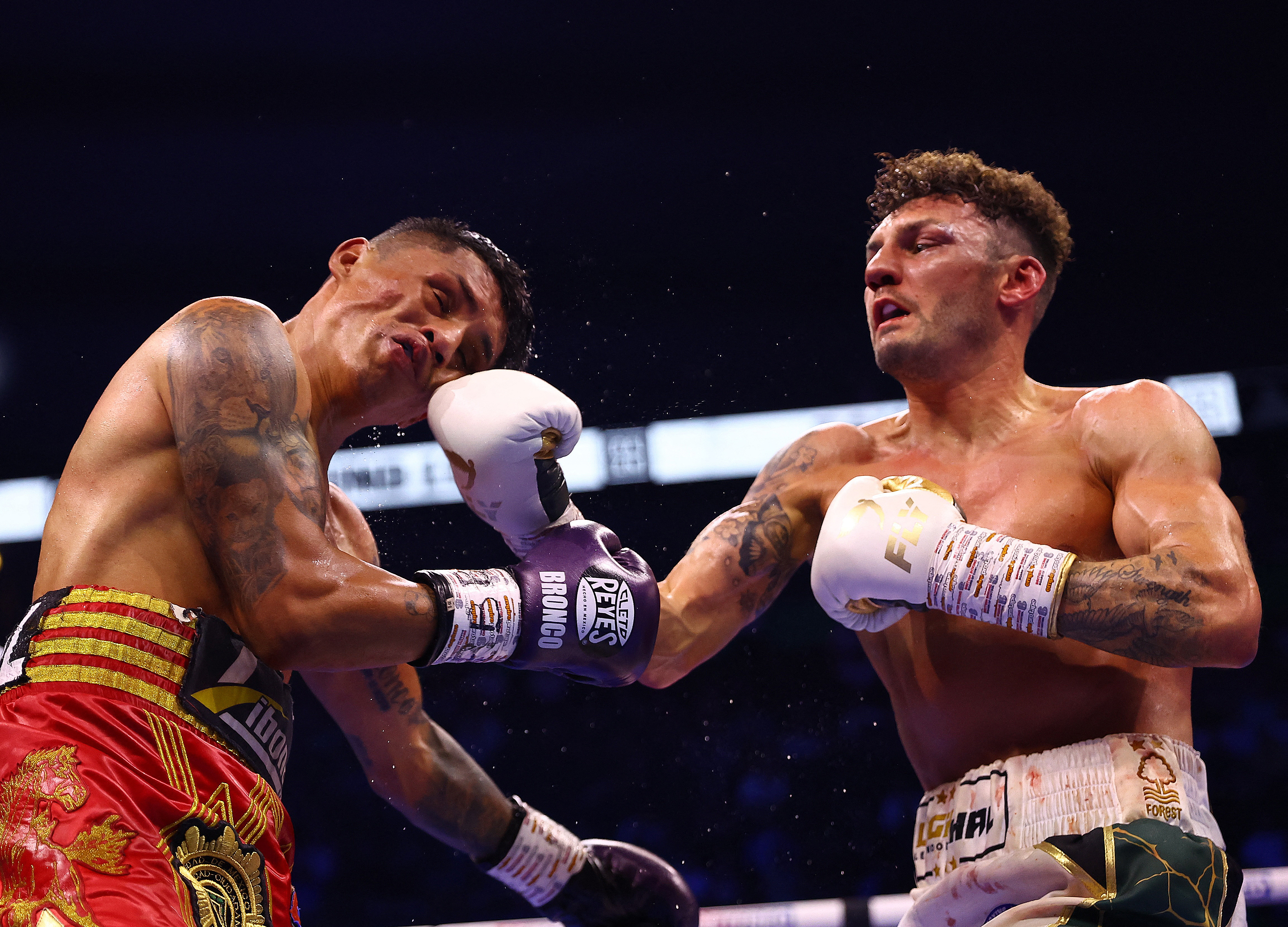 , Leigh Wood FLOORS Mauricio Lara to win rematch on points and regain featherweight title from monstrous Mexican puncher