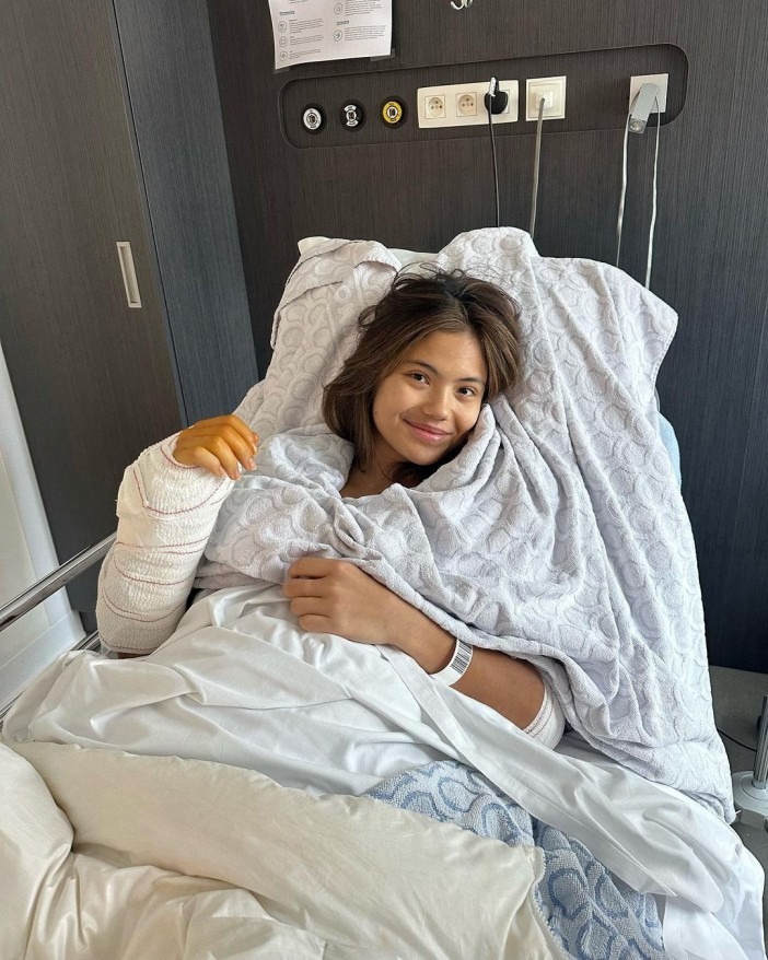 Tennis player Emma Raducanu waves from a bed after undergoing a surgery, at an unknown location, in this picture obtained from social media and released on May 3, 2023. Instagram @Emma Raducanu/via REUTERS THIS IMAGE HAS BEEN SUPPLIED BY A THIRD PARTY. MANDATORY CREDIT. NO RESALES. NO ARCHIVES.