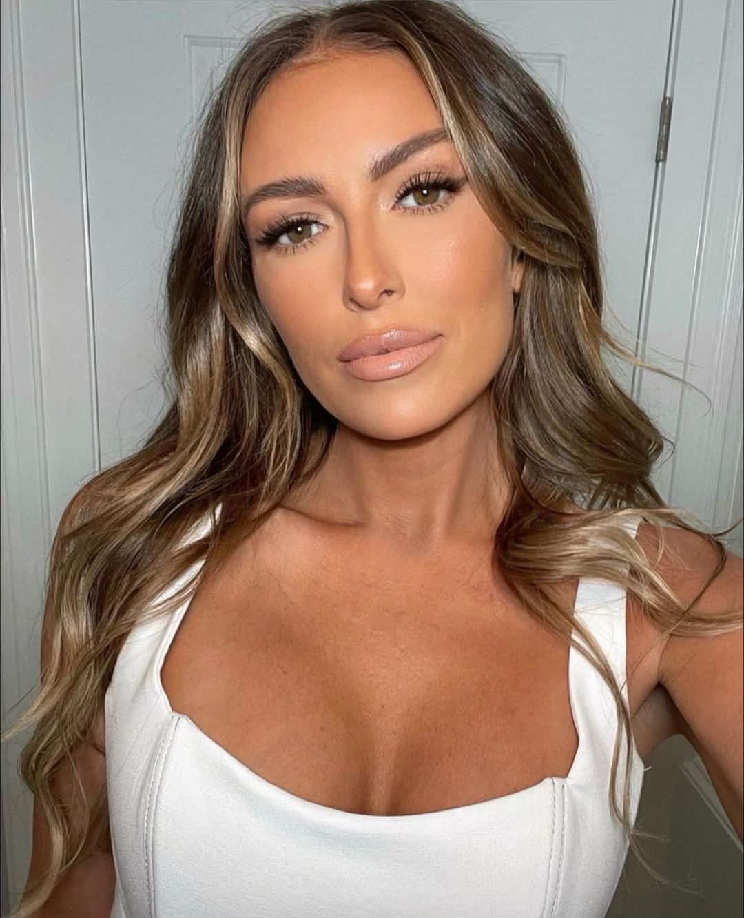 , Paulina Gretzky told she’s ‘making the sun jealous’ because she’s so hot as Dustin Johnson wife wows in tiny mini skirt