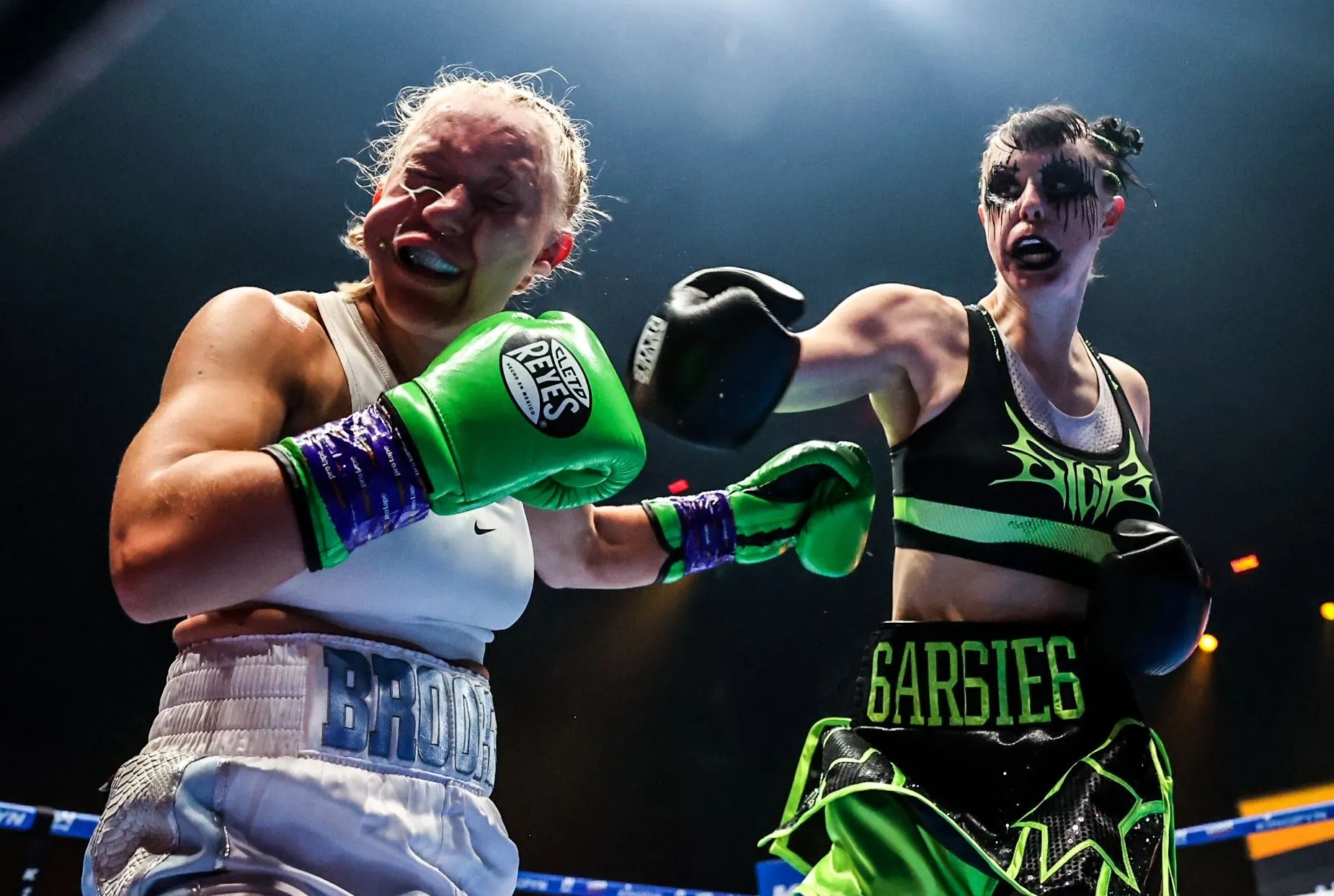 , OnlyFans star Elle Brooke forced to fight her own SISTER Emily after getting battered in first boxing loss at Kingpyn