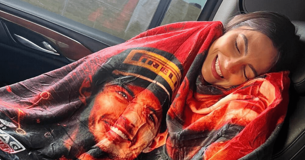 , Kelly Piquet&#8217;s Hilarious Blanket Has F1 Fans Obsessed