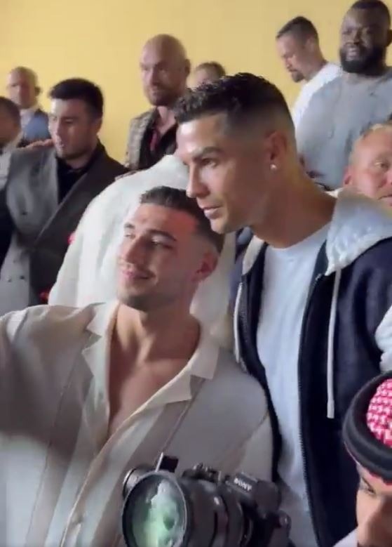 , Fans Spot Awkward Moment Tommy Fury Leaves Cristiano Ronaldo &#8216;Waiting for a Handshake&#8217; After Posing for Selfie